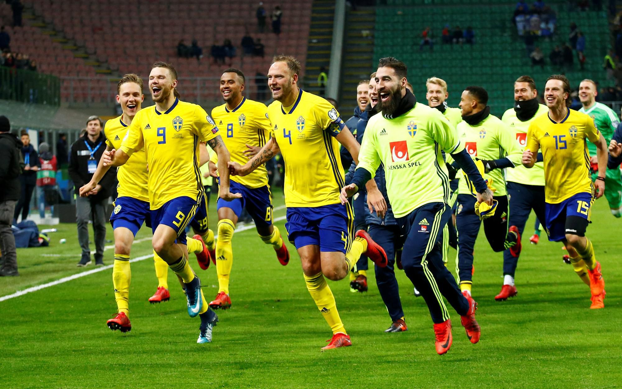 Futbalisti Švédska oslavujú postup na MS