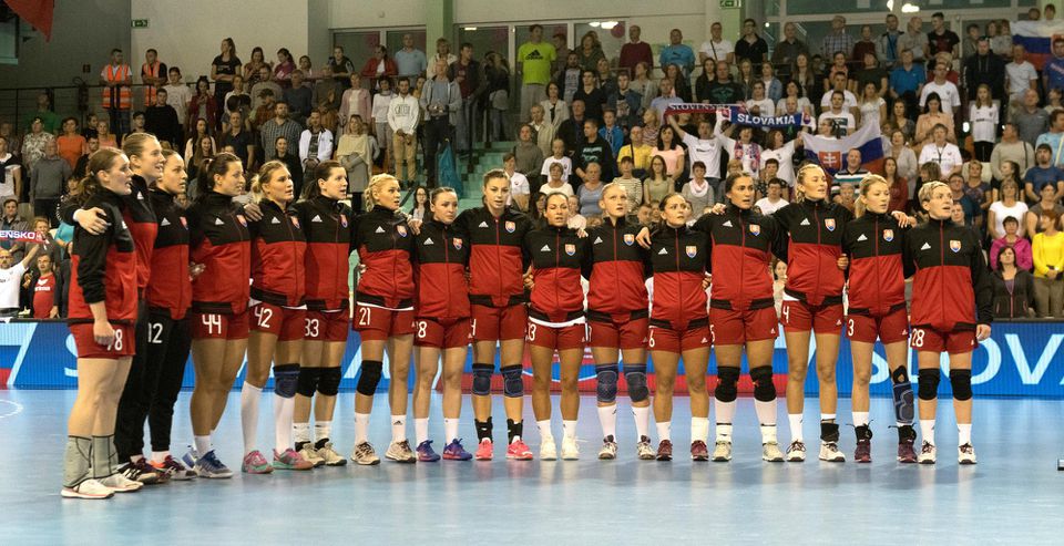 družstvo Slovenska spieva hymnu pred začiatkom zápasu