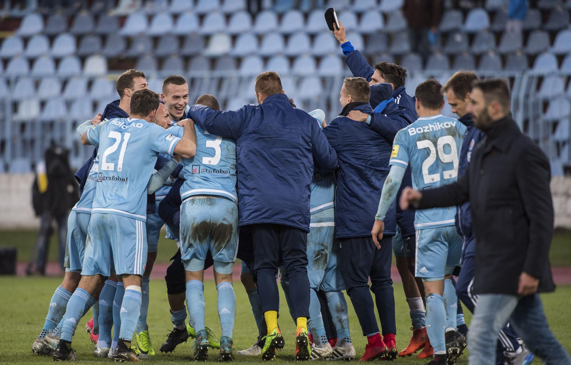 Futbalisti ŠK Slovan Bratislava oslavujú