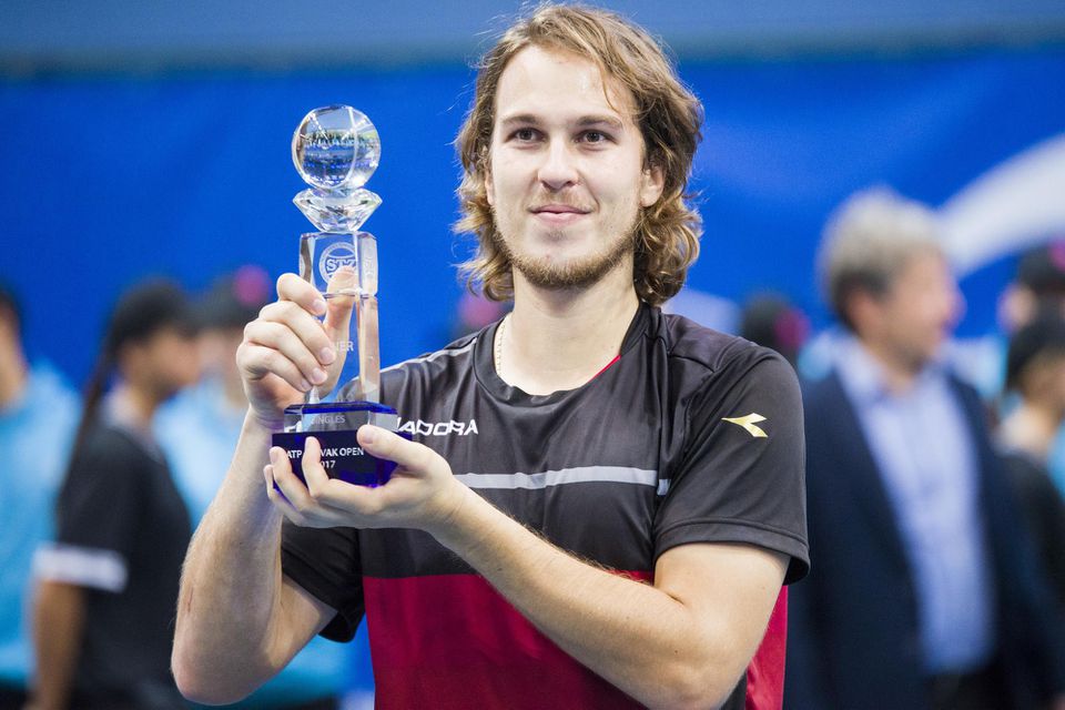 Lukáš Lacko s trofejou pre víťaza Slovak Open