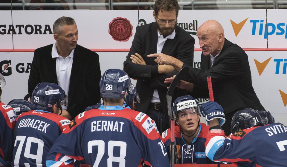 Zľava Ľubomír Višňovský, Michal Handzuš a tréner slovenskej hokejovej reprezentácie Craig Ramsay