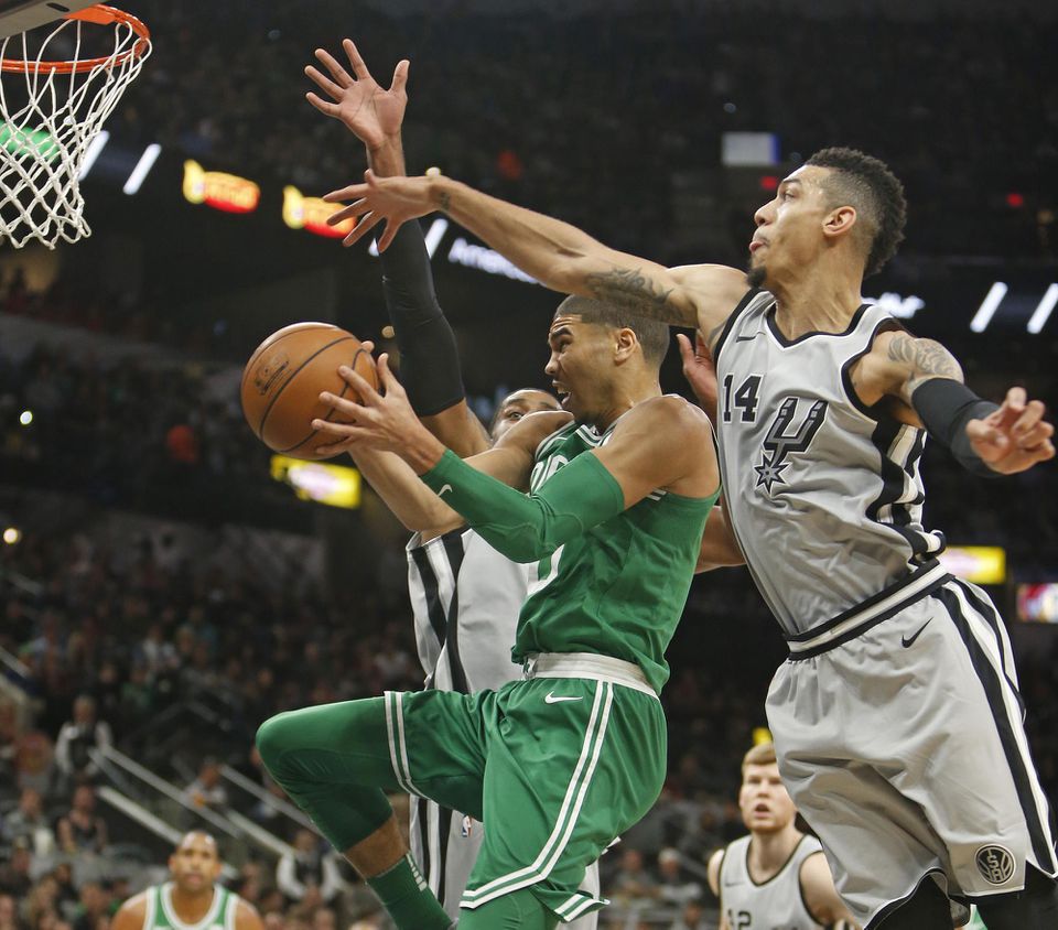 Jayson Tatum z Boston Celtics a Danny Green hrajúci za San Antonio Spurs