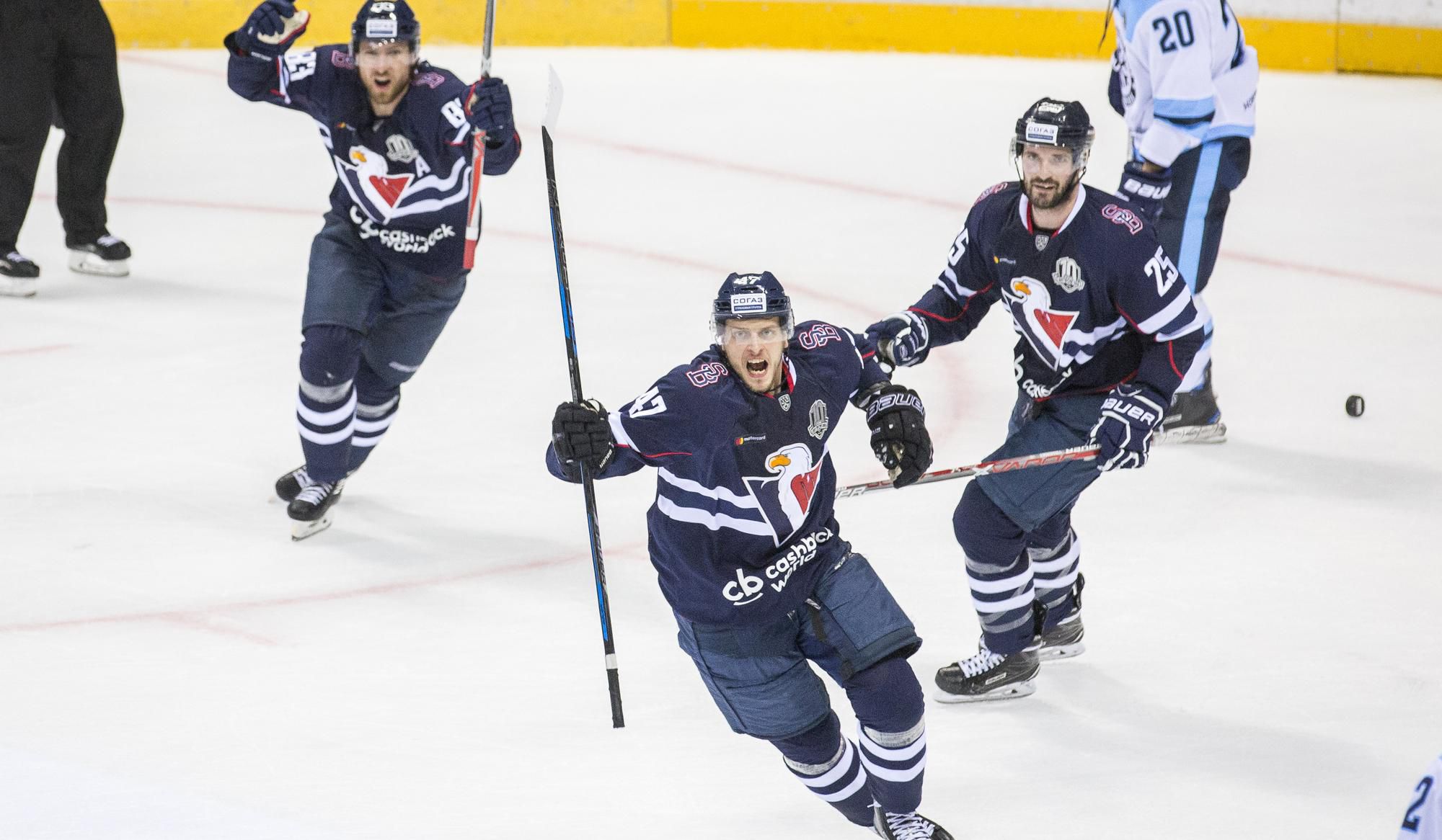 Hráči HC Slovan Marek Viedenský, Jan Buchtele a Lukáš Kašpar