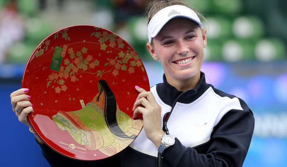 Caroline Wozniacka pózuje s trofejou z turnaja WTA Tokio.