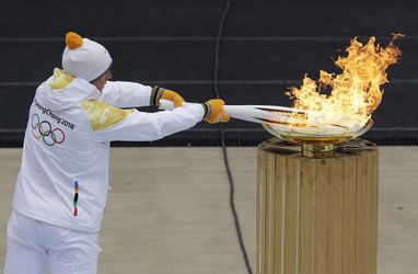 V Aténach odovzdali organizátorom hier v Pjongčangu olympijský oheň