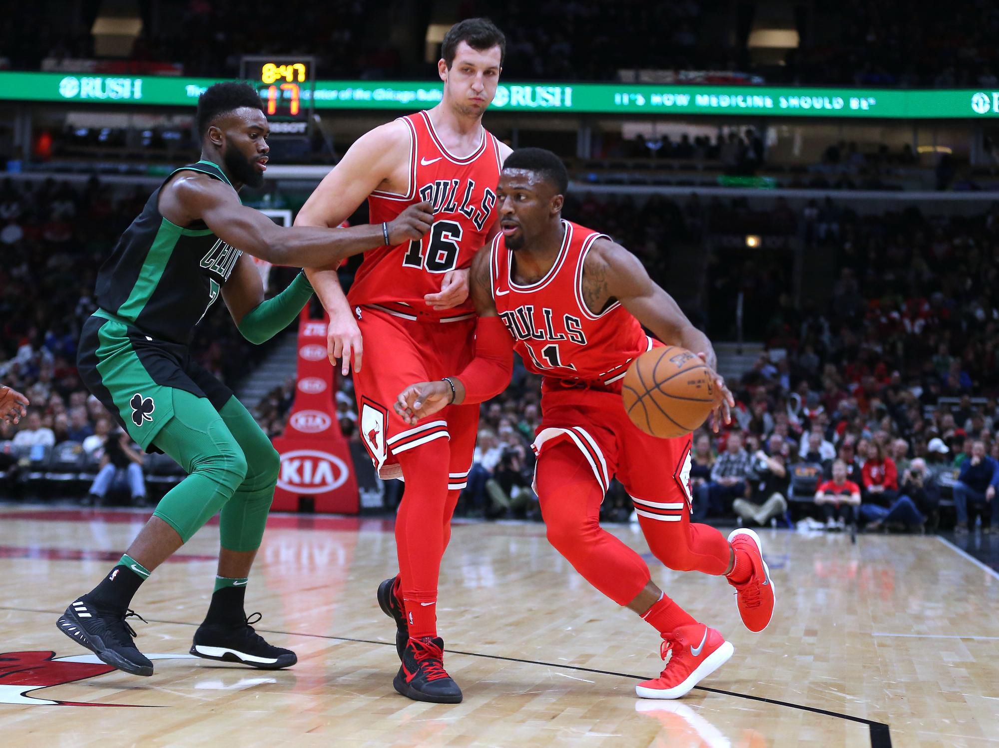 Hráči David Nwaba a David Nwaba (obaja Chicago) v súboji s Jaylenom Brownom (Boston).