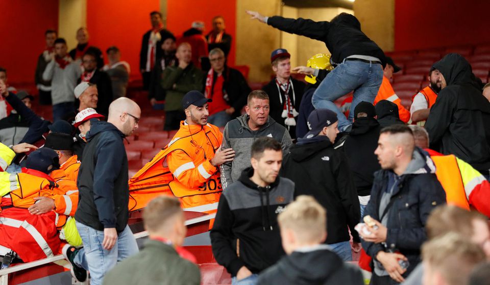 Fanúšikovské nepokoje pred začiatkom štvrtkového súboja futbalovej Európskej ligy Arsenal - FC Kolín.