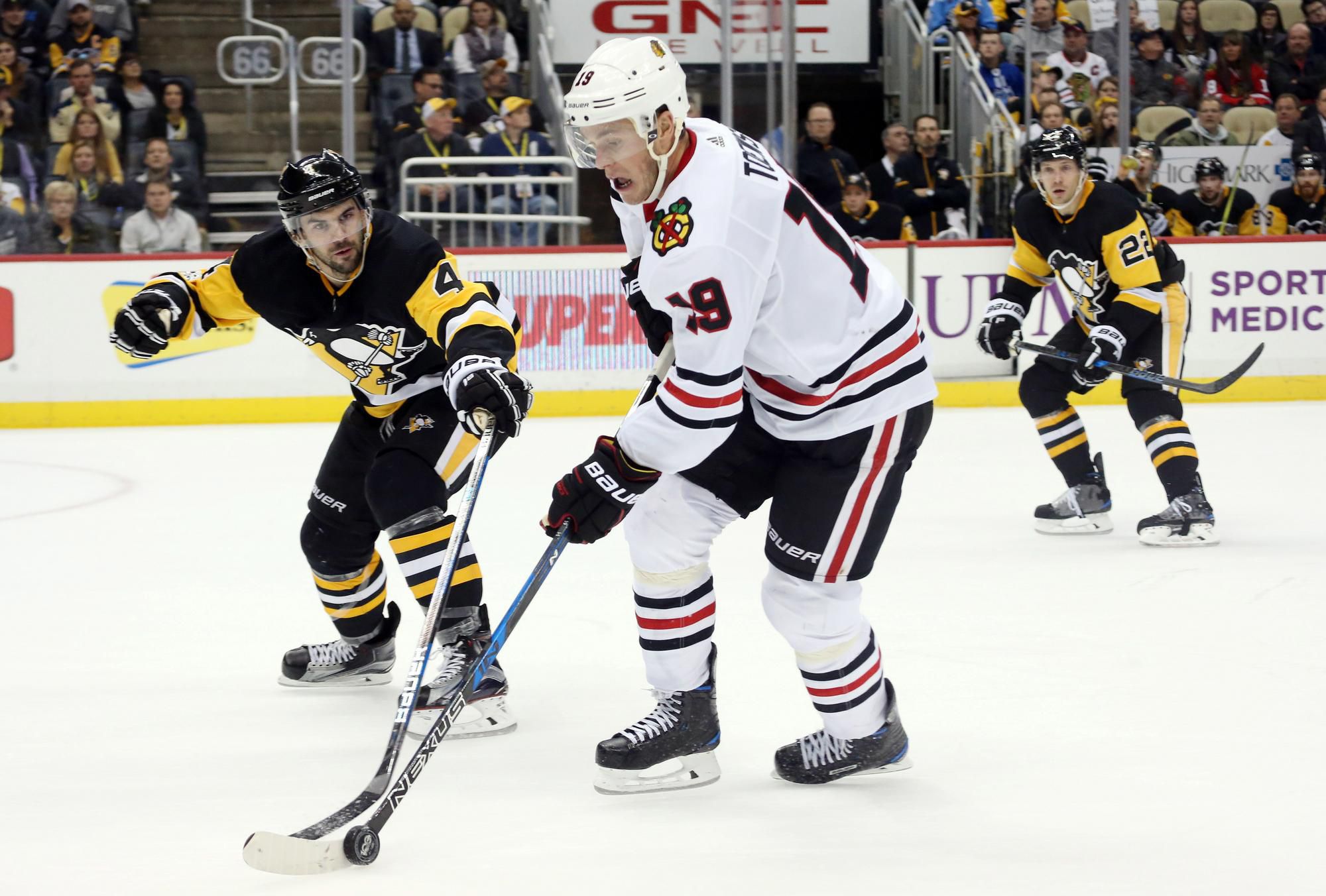 Jonathan Toews (Chicago Blackhawks) a Justin Schultz (Pittsburgh Penguins)