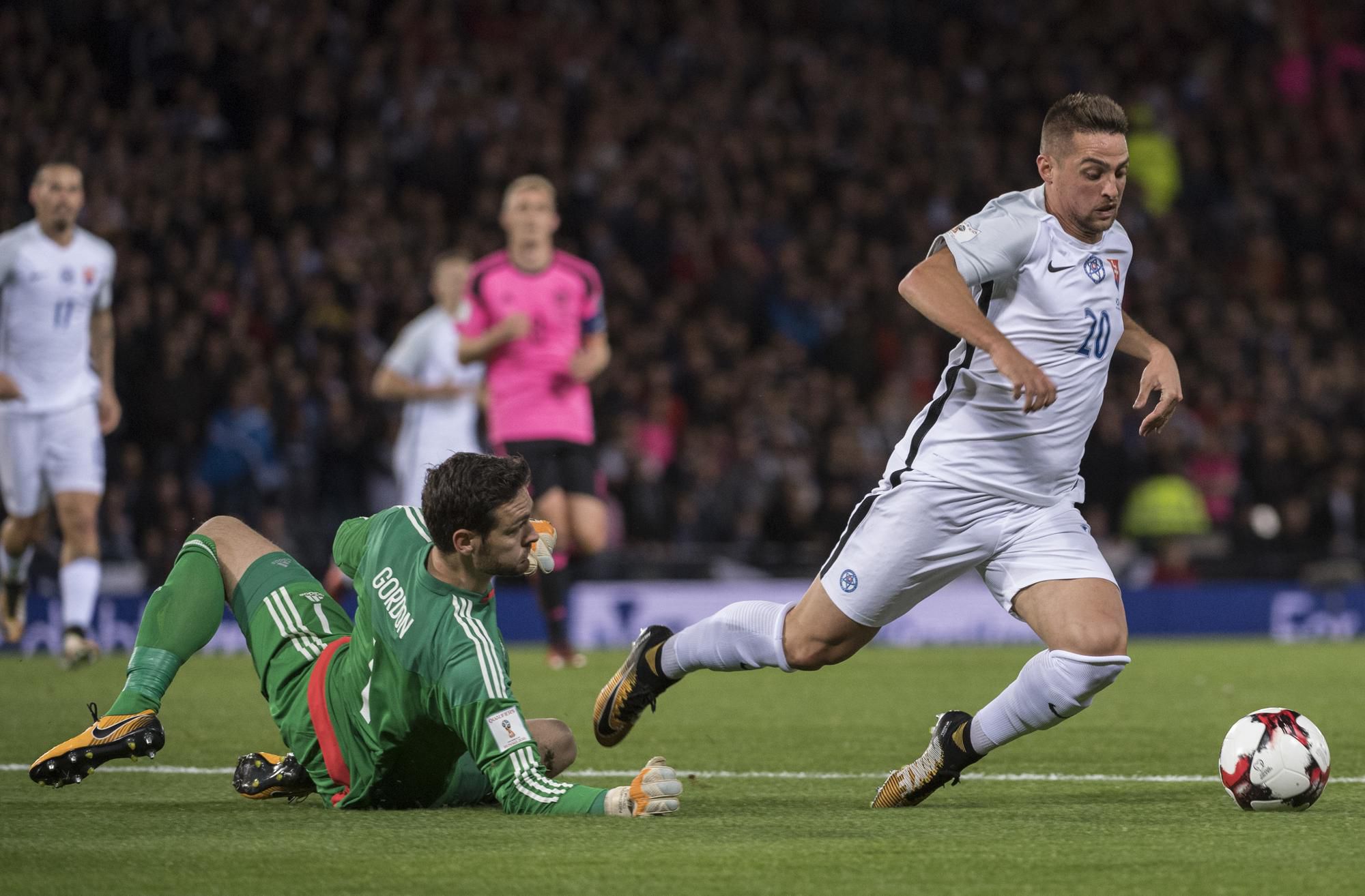 Róbert Mak padá pred brankárom Škótska Craigom Gordonom