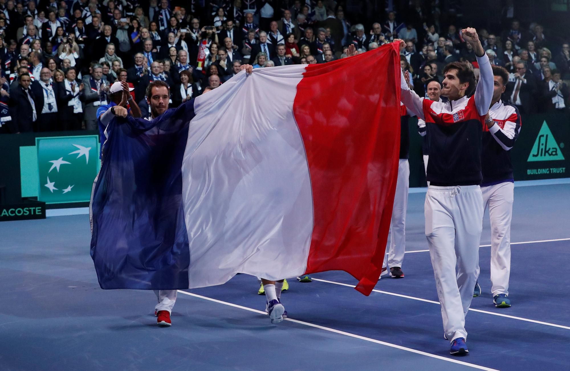 Francúzi oslavujú triumf v Davis Cupe.