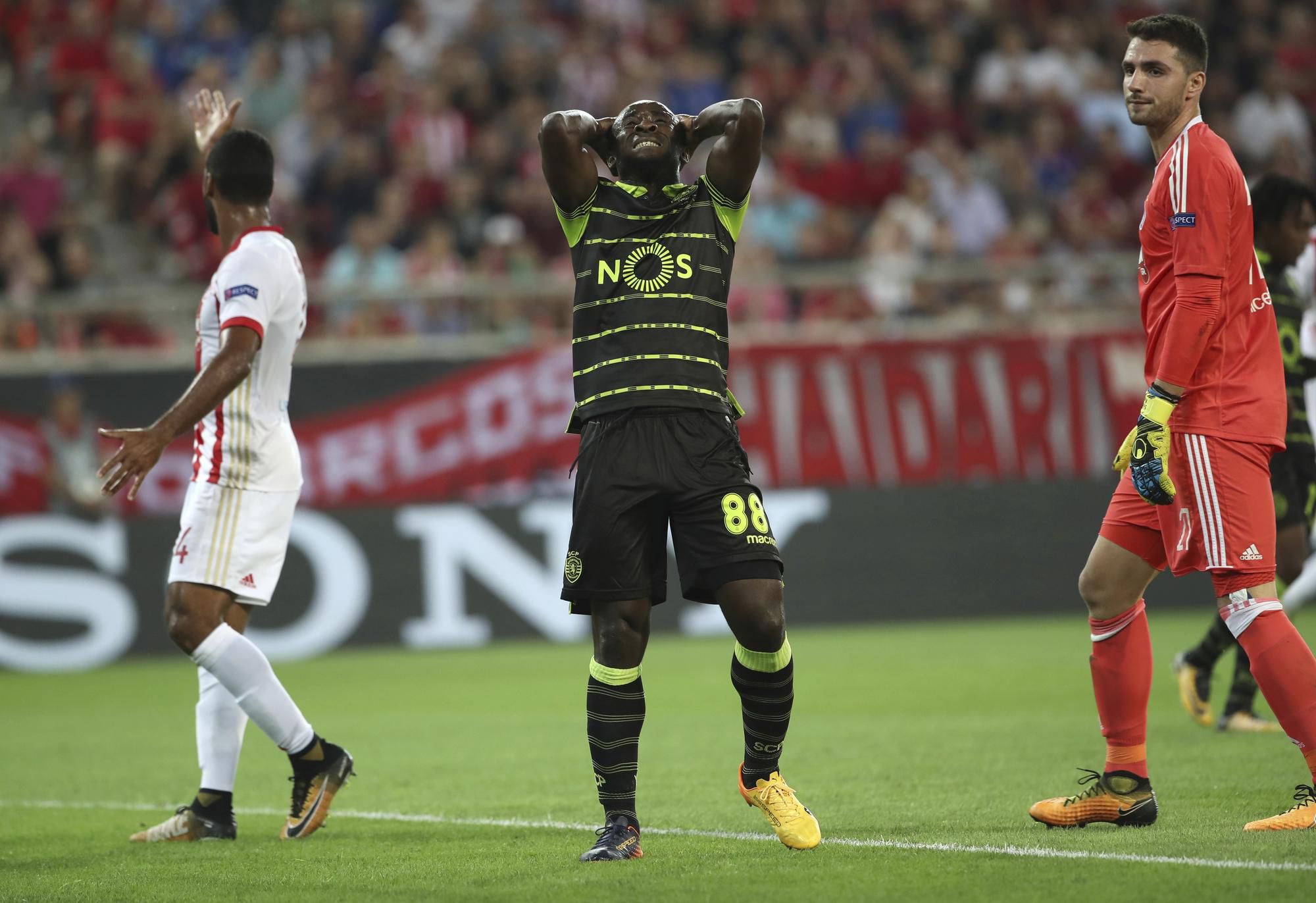 Seydou Doumbia sa drží za hlavu v zápase D-skupiny Ligy majstrov vo futbale Olympiakos Pireus - Sporting Lisabon