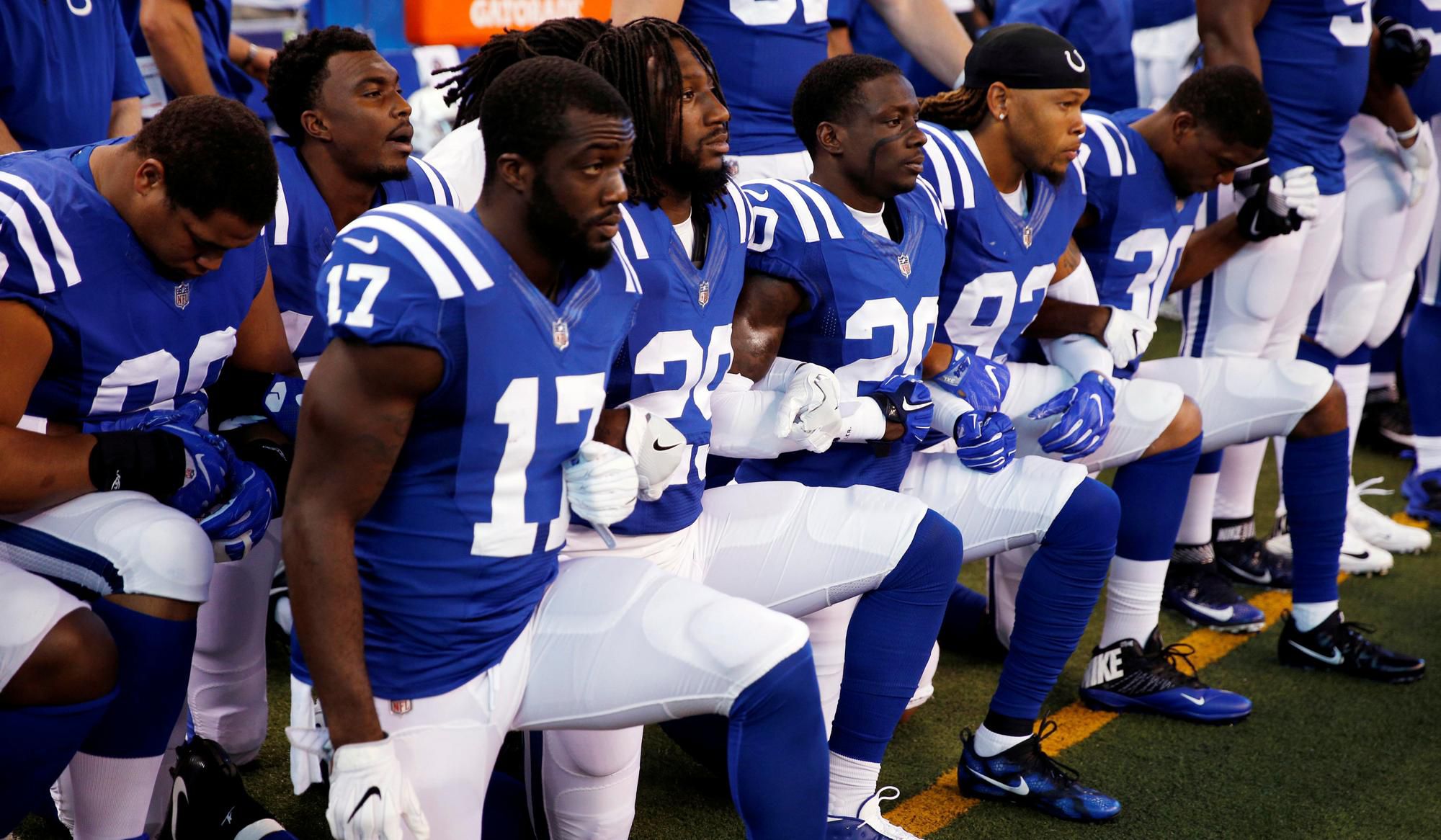 Hráči NFL protestujú za sociálnu nerovnoprávnosť a zaobchádzanie polície s občanmi čiernej pleti pokľakom počas hymny.