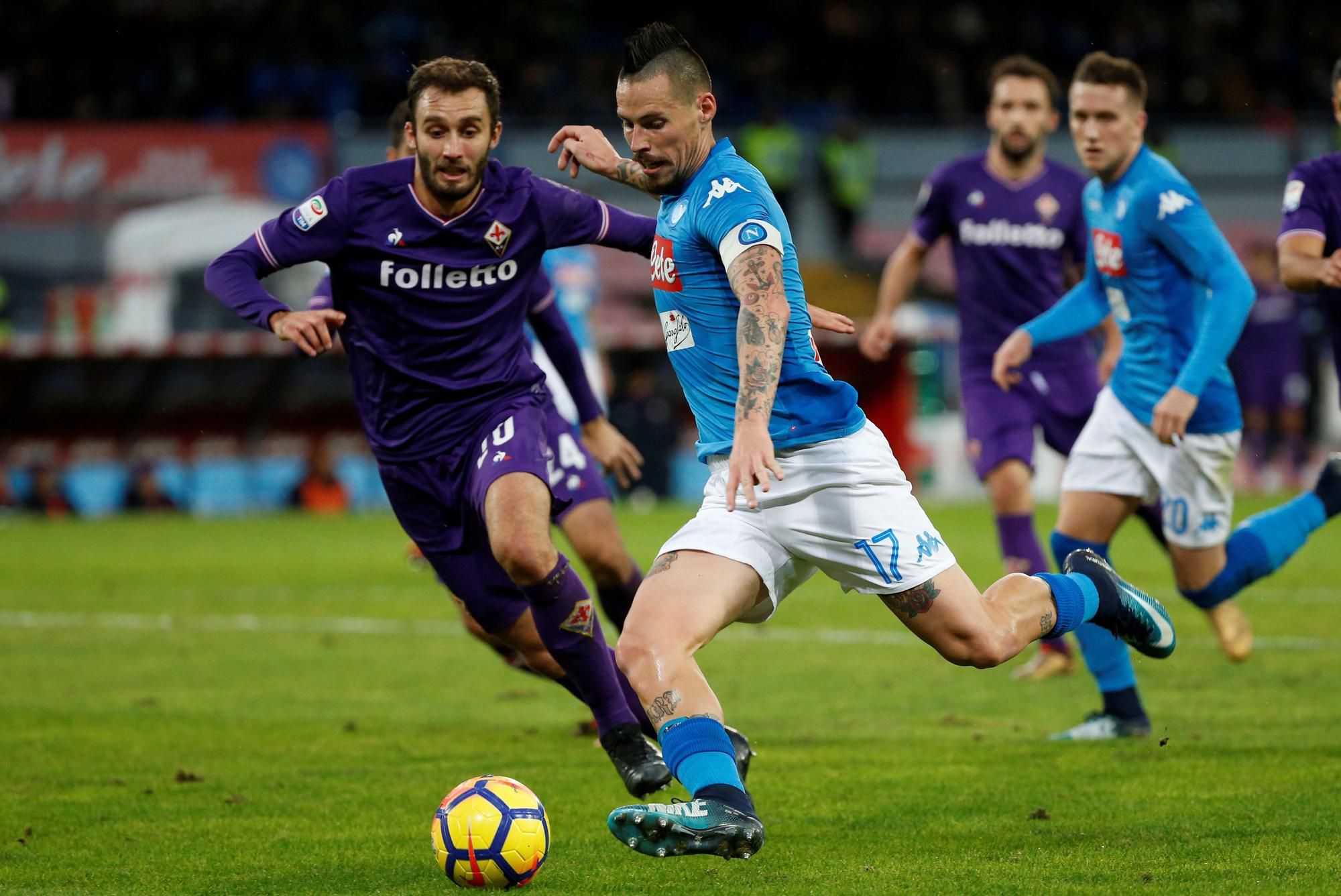 Stredopoliar SSC Neapol Marek Hamšík v akcii počas zápasu s Fiorentinou