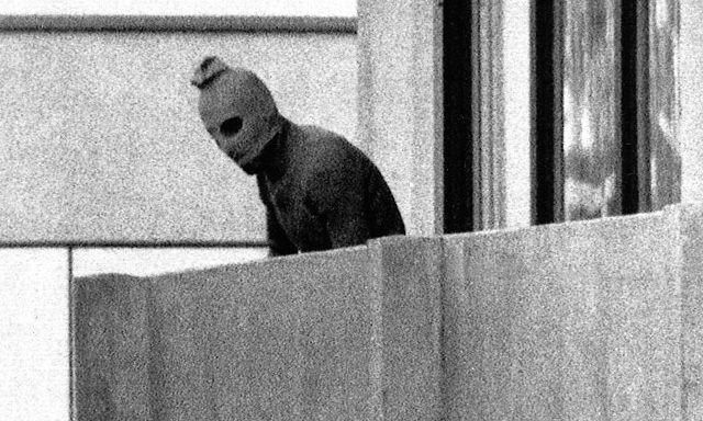Najznámejšia fotografia teroristu z mníchovského masakru