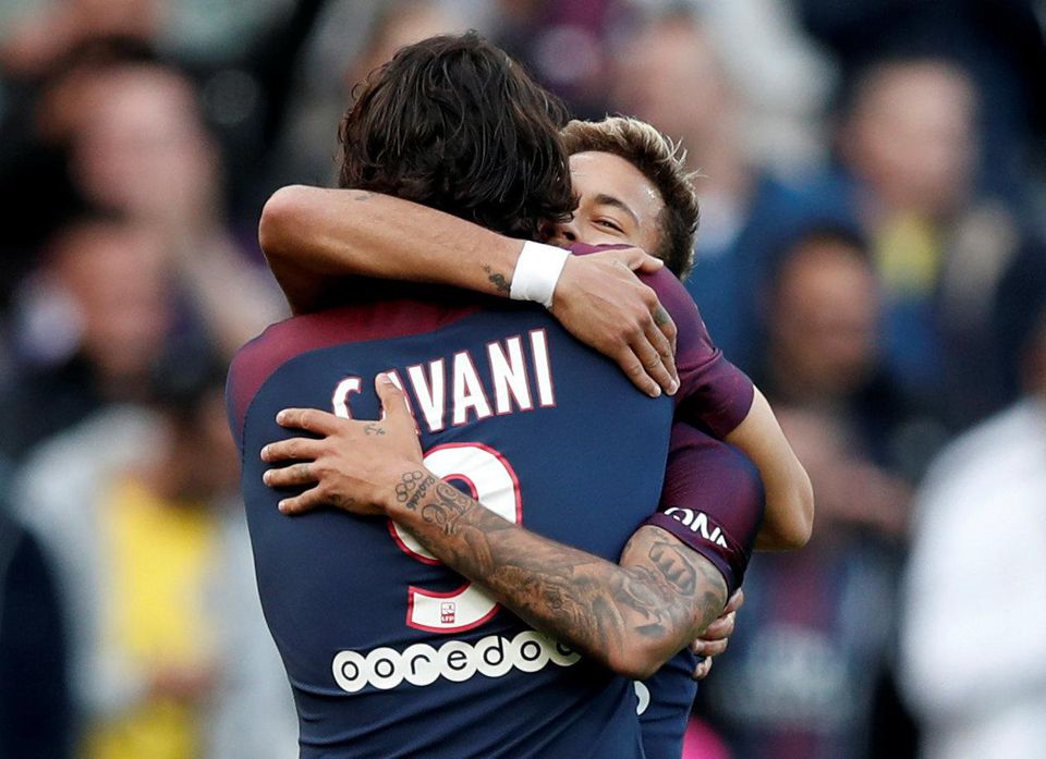 Edinson Cavani a Neymar sa objímajú