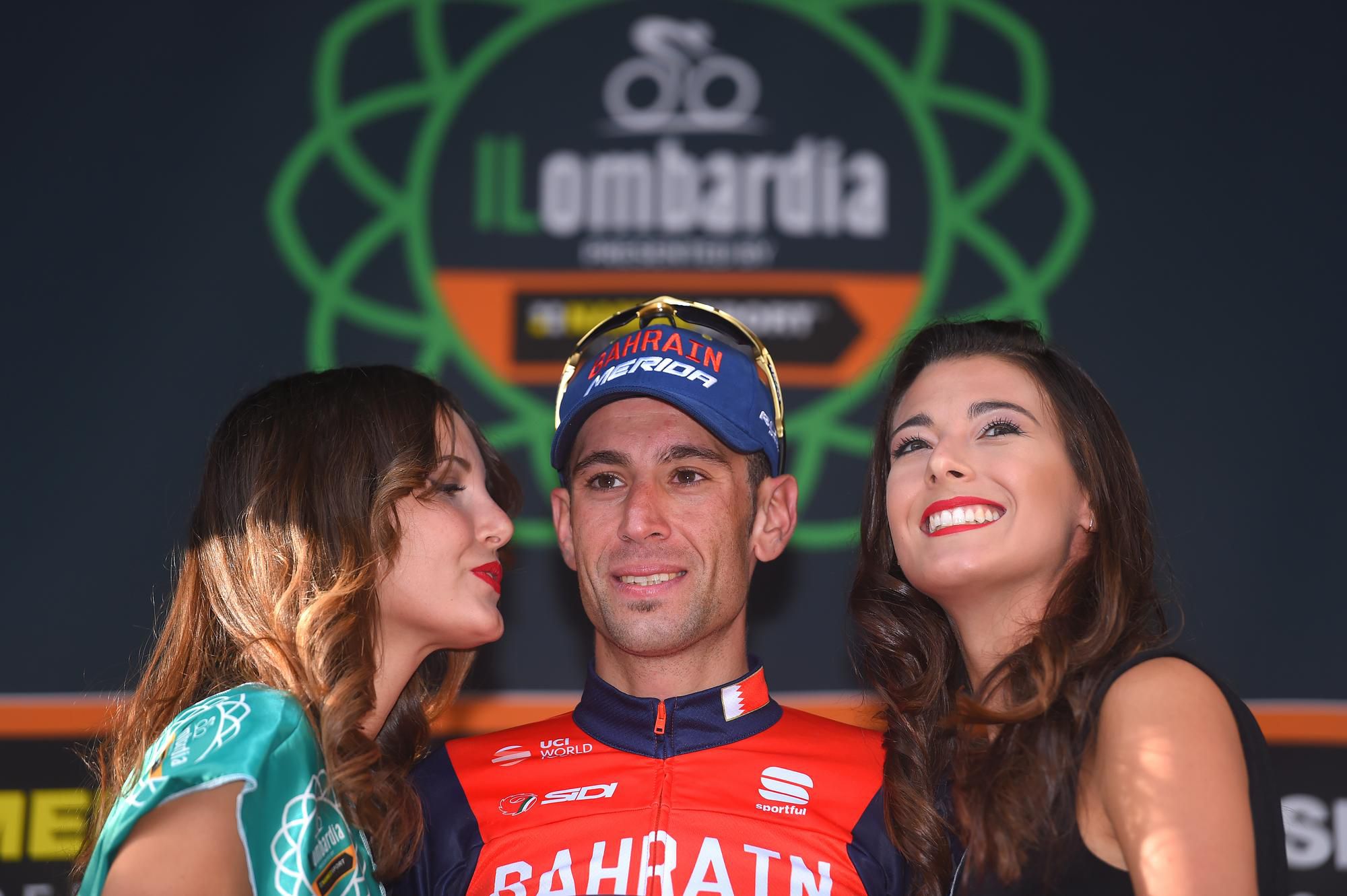 Vincenzo Nibali oslavuje triumf na pretekoch Okolo Lombardie