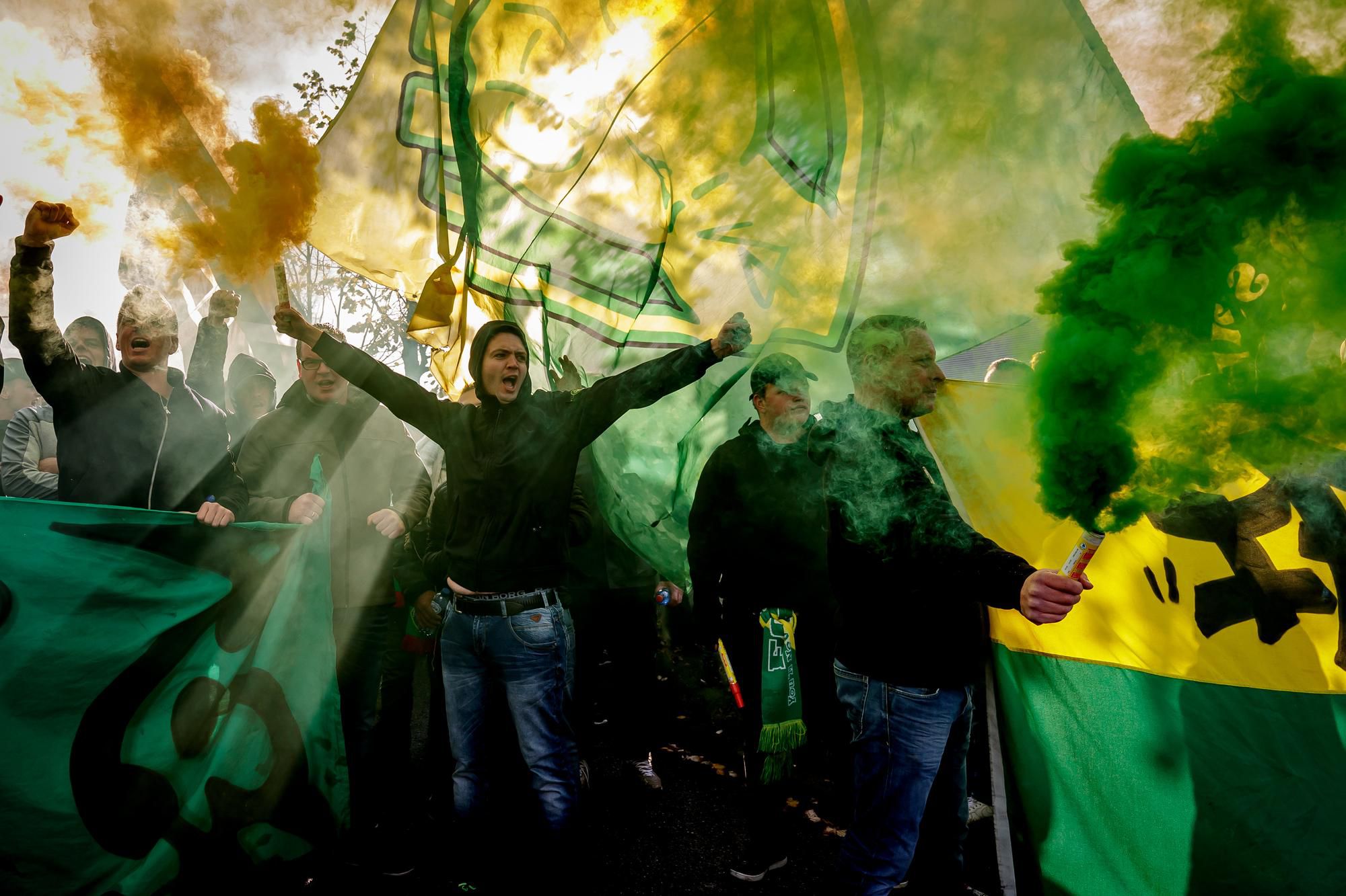 Fanúšikovia Den Haagu povzbudzujú svoj tím v zápase s Feyenoordom.