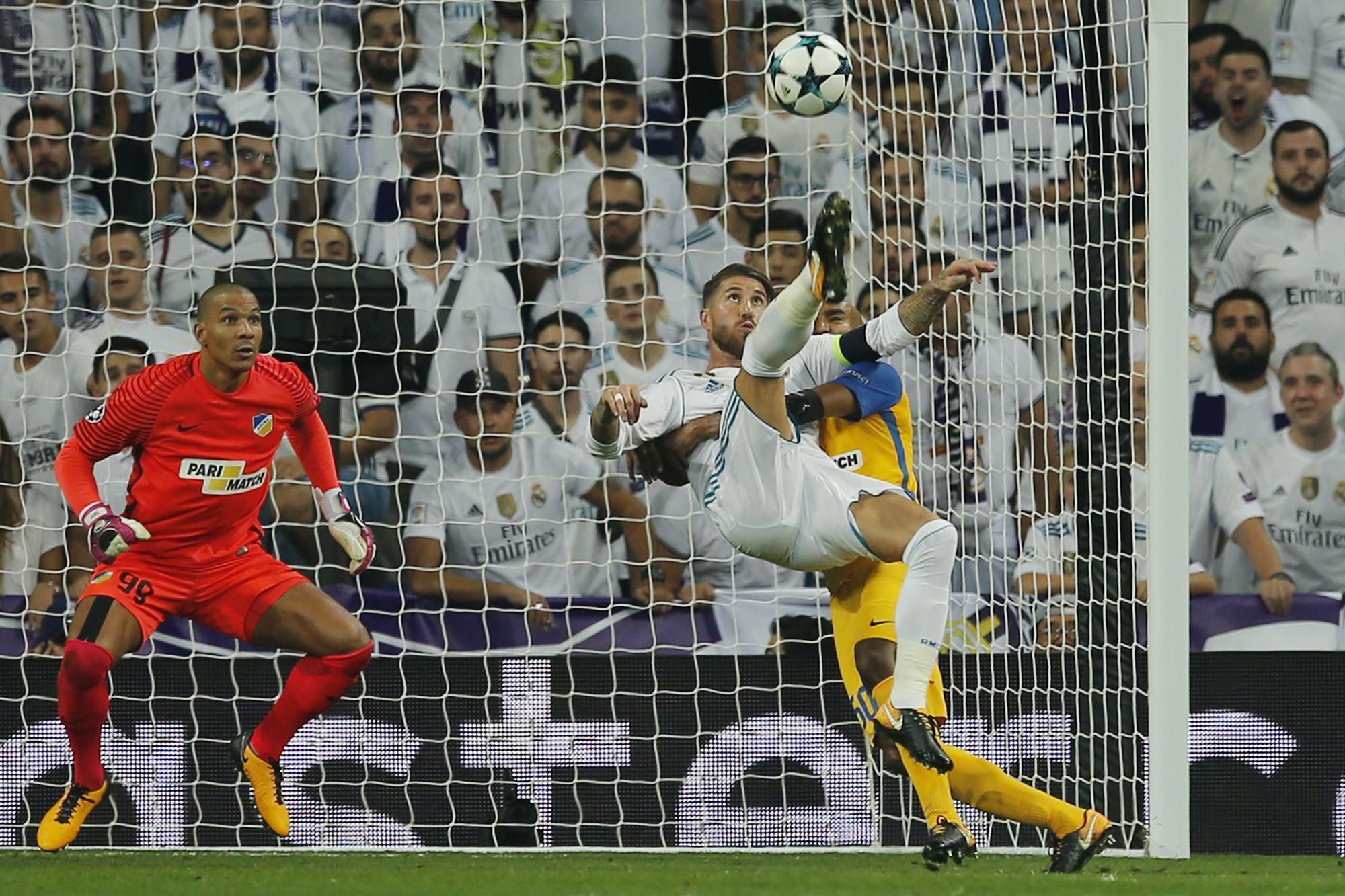 Sergio Ramos strieľa gól v zápase H-skupiny Ligy majstrov vo futbale Real Madrid - APOEL Nikózia.