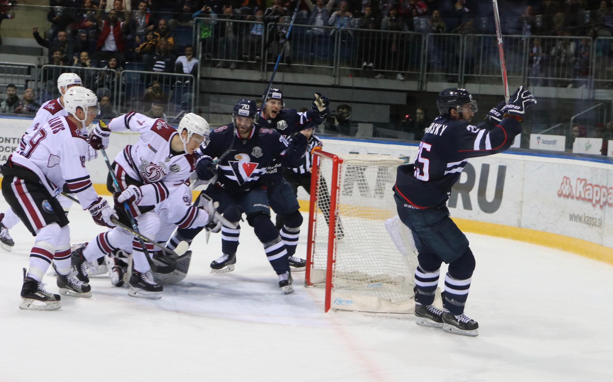 Momentky zo stretnutia HC Slovan Bratislava - Dinamo Riga.