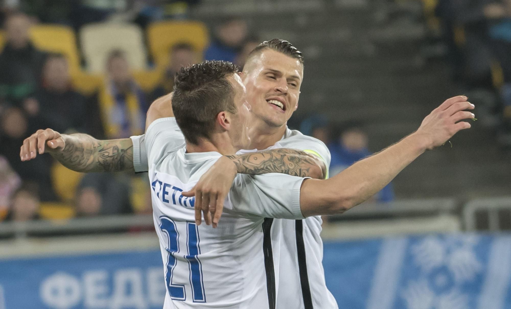 Martin Škrtel a Lukáš Šatka sa tešia z gólu Slovenska