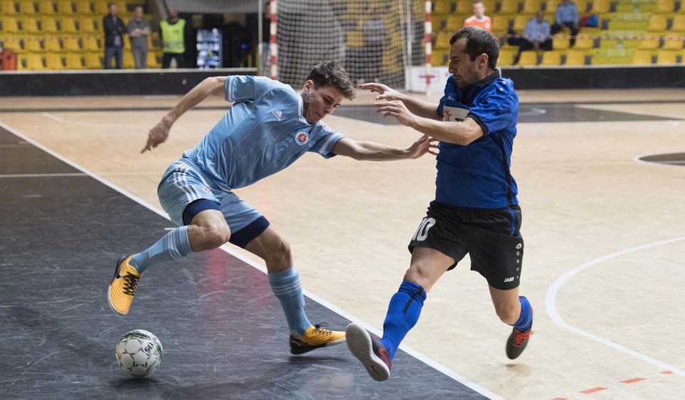 Martin Péchy (Slovan) a vpravo Levan Kobaidze (Tbilisi) v stretnutí UEFA Futsal CUP.