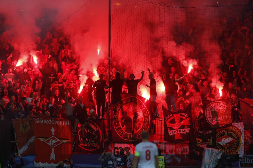 Fanúšikovia Spartaka Moskva so svetlicami v hľadisku v zápase E-skupiny futbalovej Ligy majstrov  NK Maribor - Spartak Moskva.