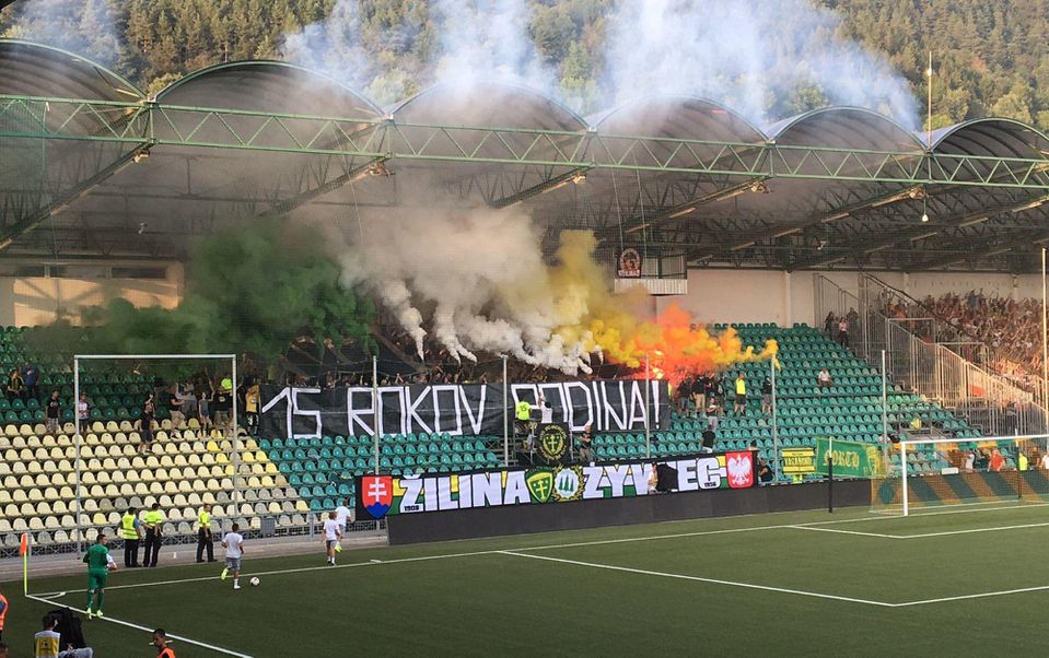 Severná tribúna na Štadióne MŠK Žilina počas šlágra so Spartakom Trnava