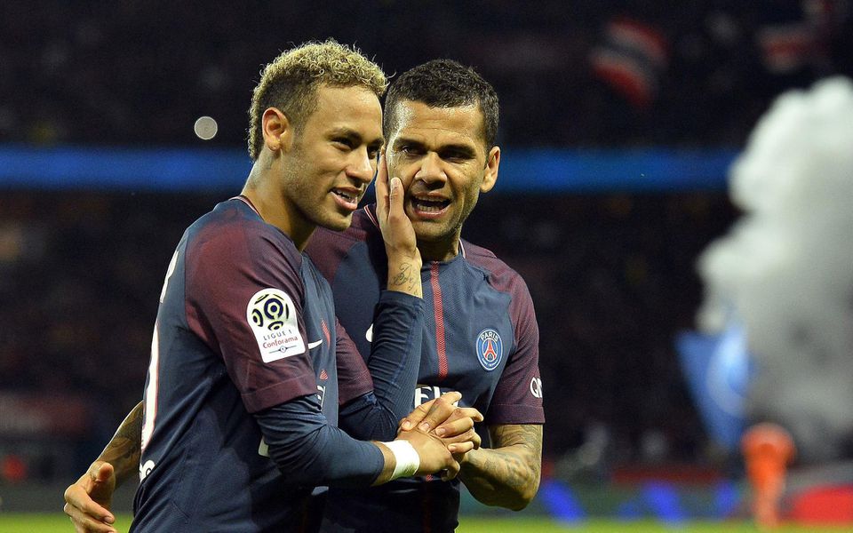 Dani Alves a Neymar z Paríž Saint-Germain