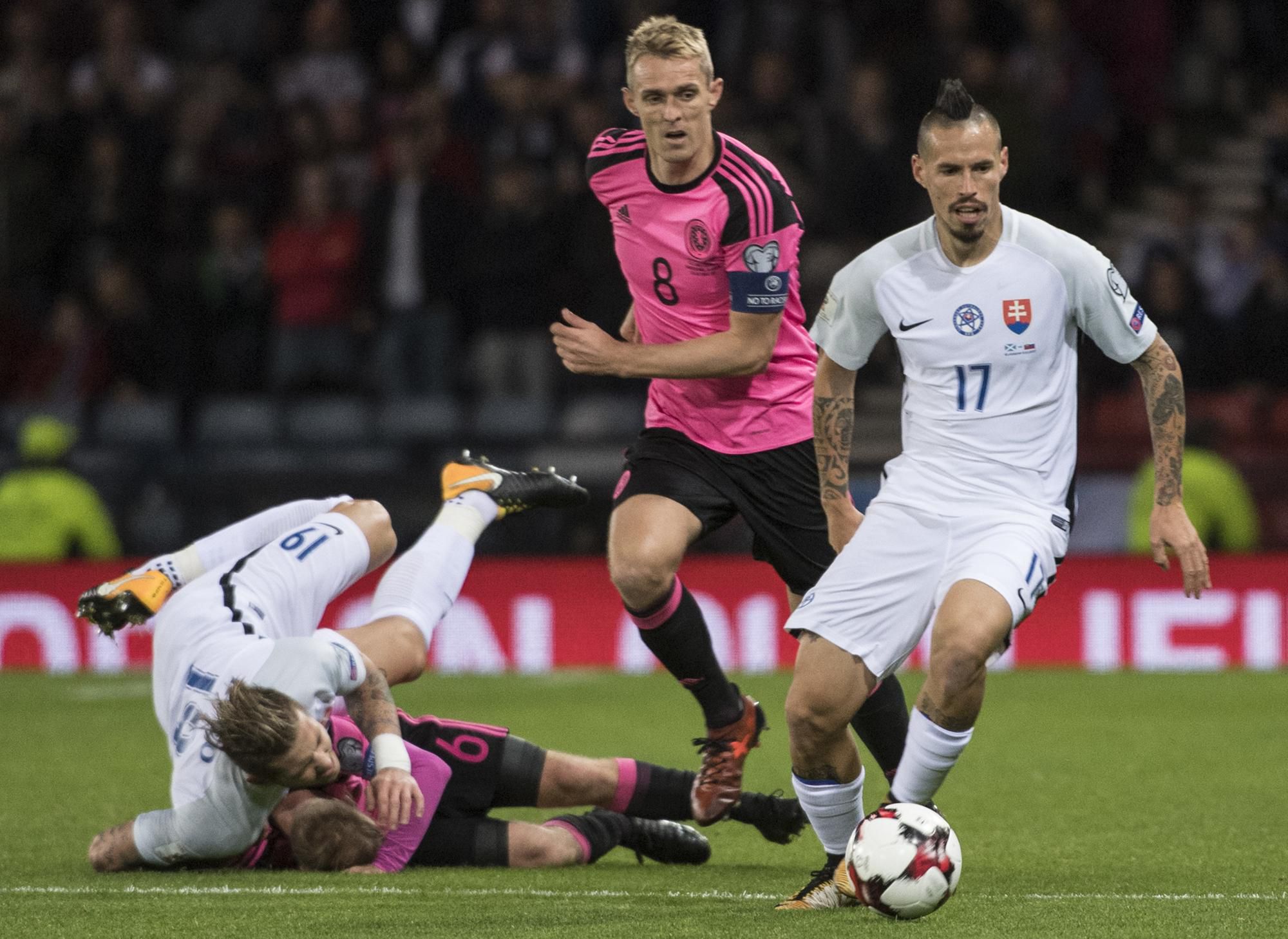 Slovenskí futbalisti Marek Hamšík (vpravo), Juraj Kucka (vľavo) a uprostred Škót Darren Flatcher