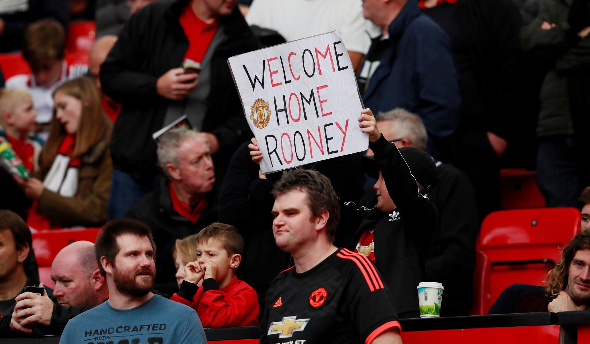 Fanúšikovia ManUtd s odkazom pre Waynea Rooneyho.