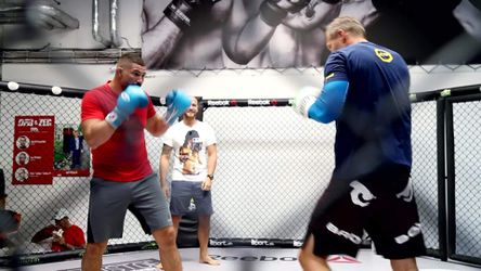 Video: Špeciálny súboj v OKTAGONE, moderátor dostal po nose od legendy MMA