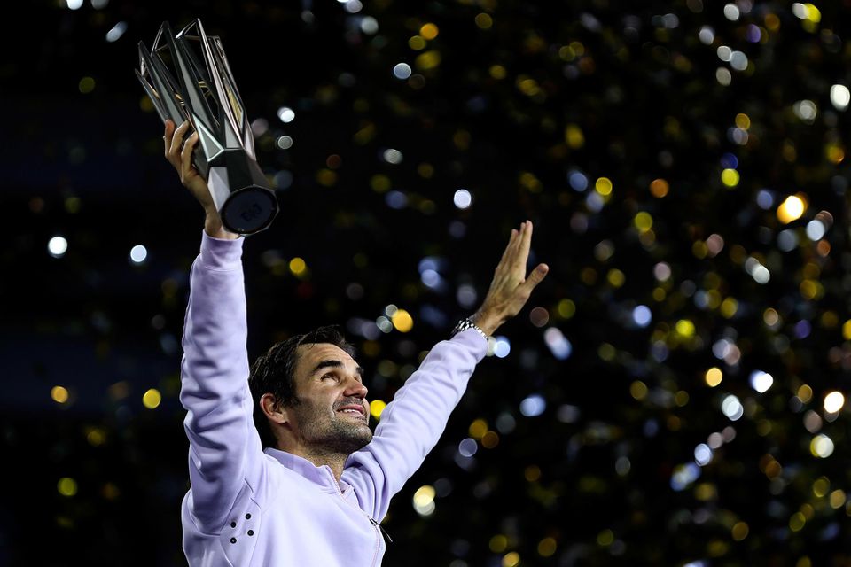 Roger Federer oslavuje zisk trofeje na ATP Shangai Rolwx Masters.