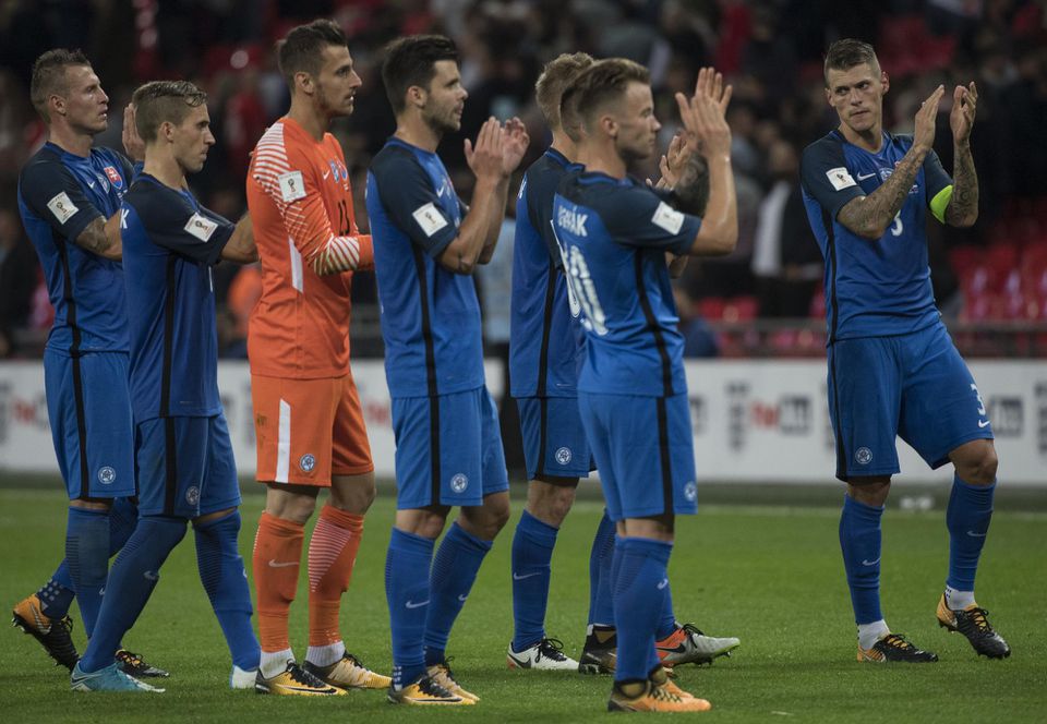 Smutní slovenskí futbalisti ďakujú divákom