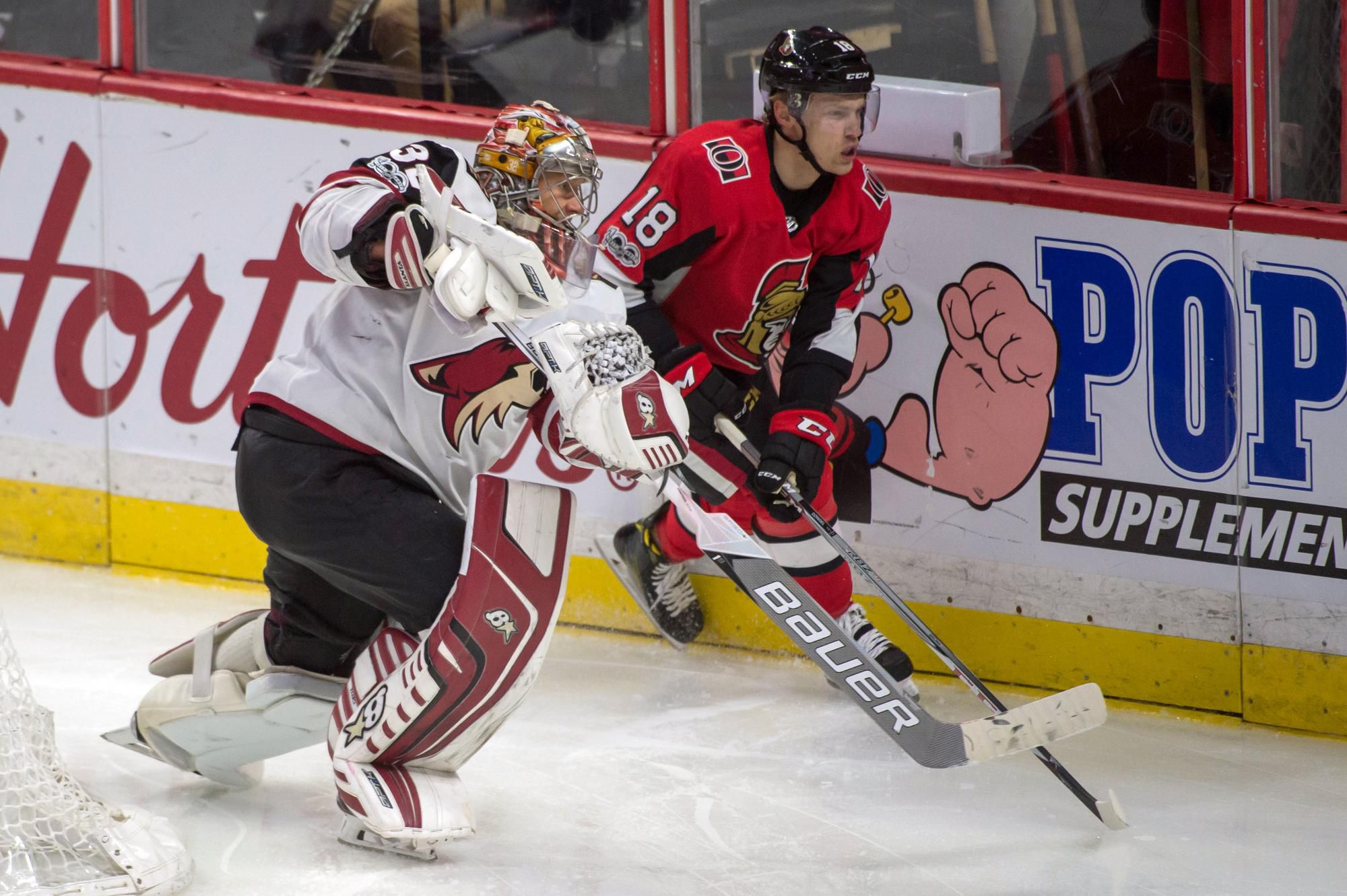 Antti Raanta (Arizona Coyotes) v súboji s Ryanom Dzingelom (Ottawa Senators).