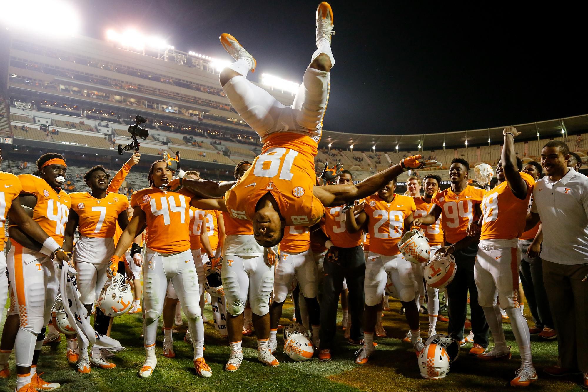 Nigel Warrior z Tennessee Volunteers skáče salto po výhre.