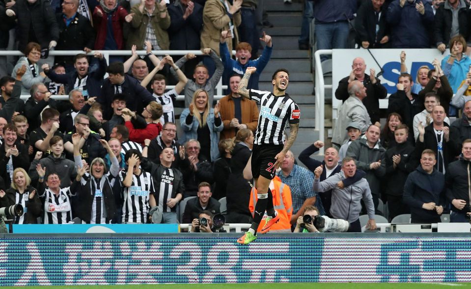 Joselu z Newcastle United oslavuje gól