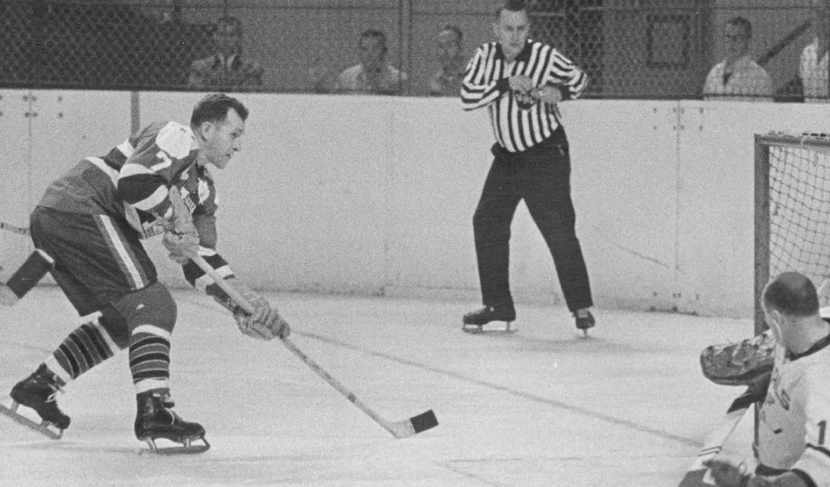 V pionierskych časoch NHL hrával aj ďalší potomok slovenských rodičov Rudy Migay (vpravo).