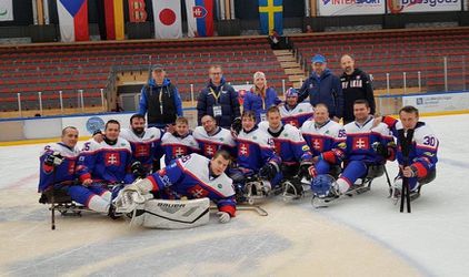 Slovenskí hokejisti na sánkach zdolali Švédsko a zostali v hre o postup
