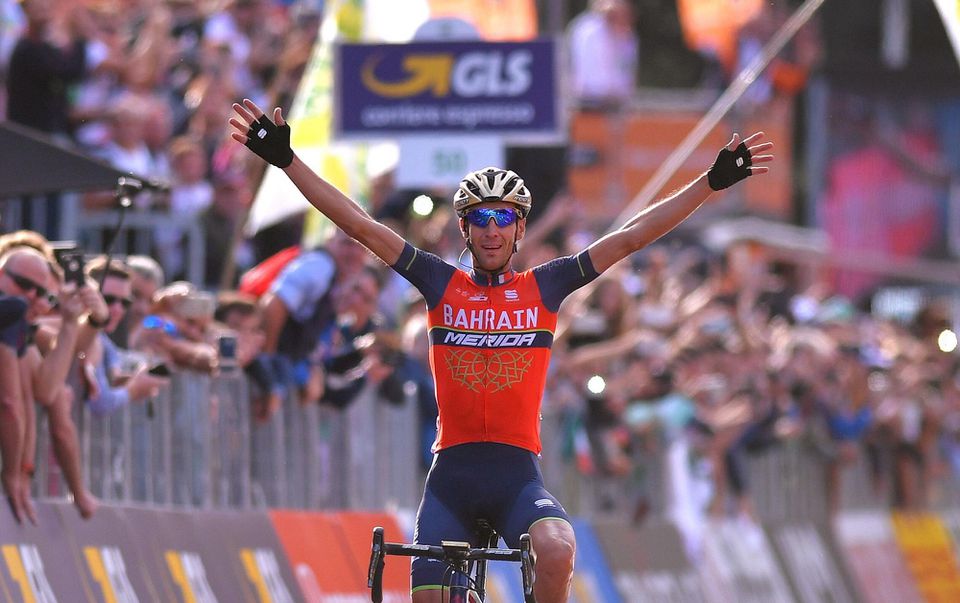 Taliansky cyklista Vincenzo Nibali oslavuje v Lombardii