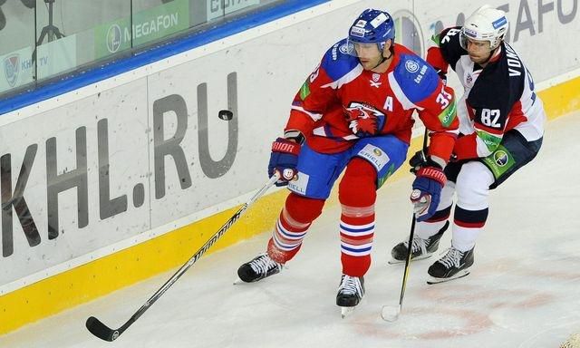 Zdeno Chára v drese HC Lev Praha počas federálneho derby proti Slovanu Bratislava.