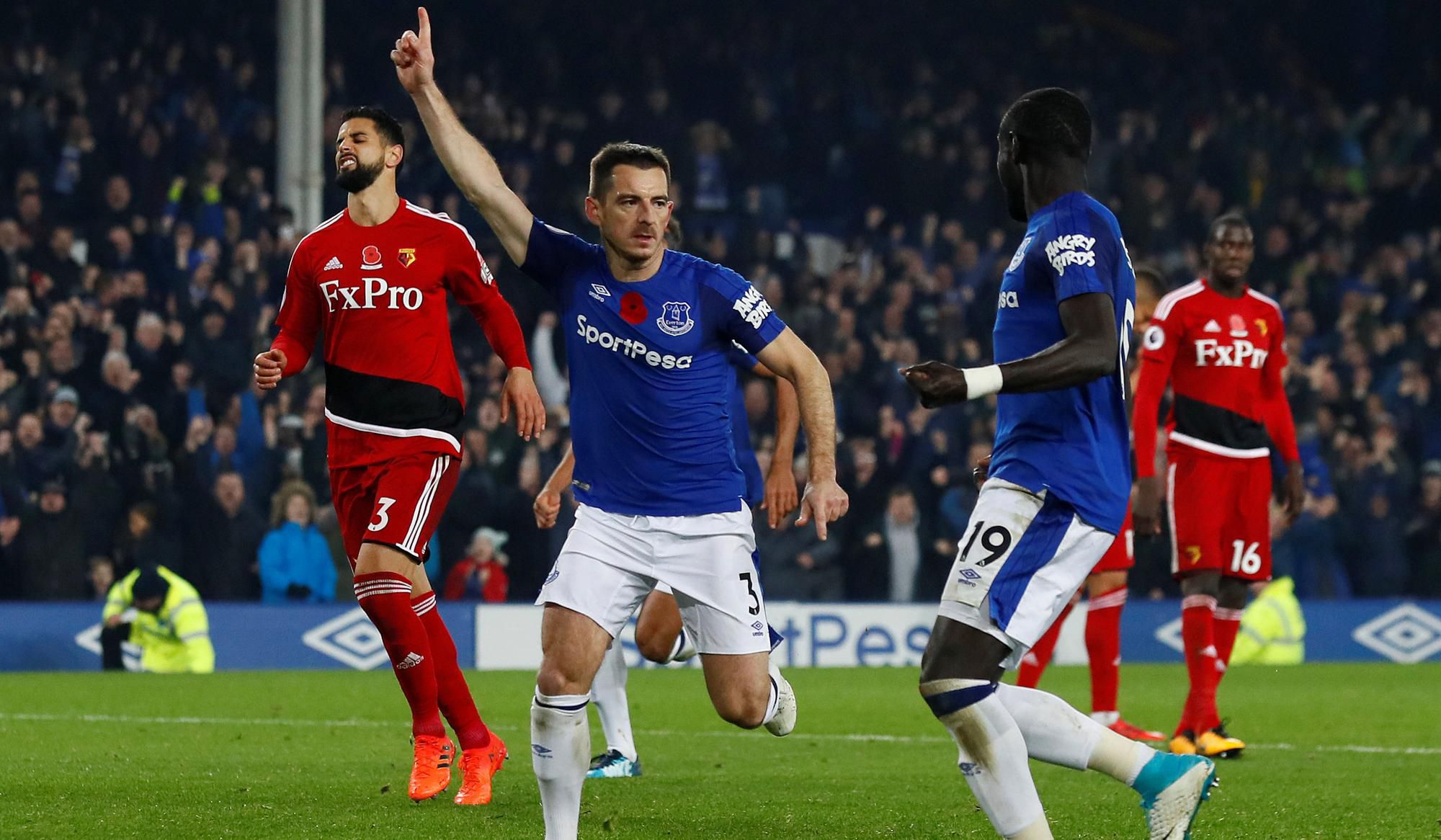 Leighton Baines oslavuje gól do siete Waftordu.