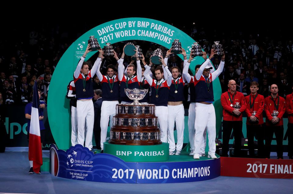 Francúzski tenisti sa tešia z trofeje Davis Cup.