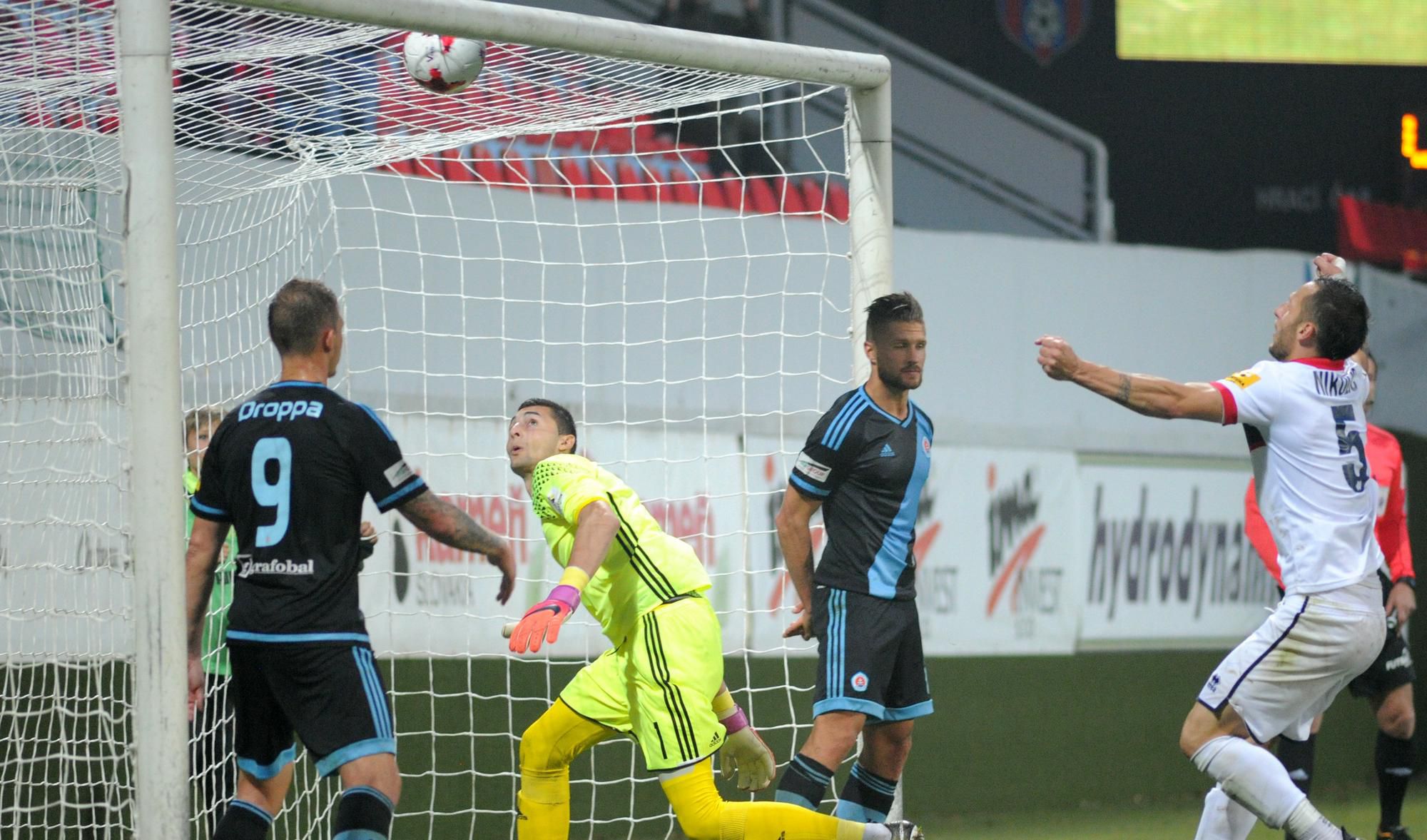 Slovan Bratislava inkasuje gól v zápase so Zlatými Moravcami