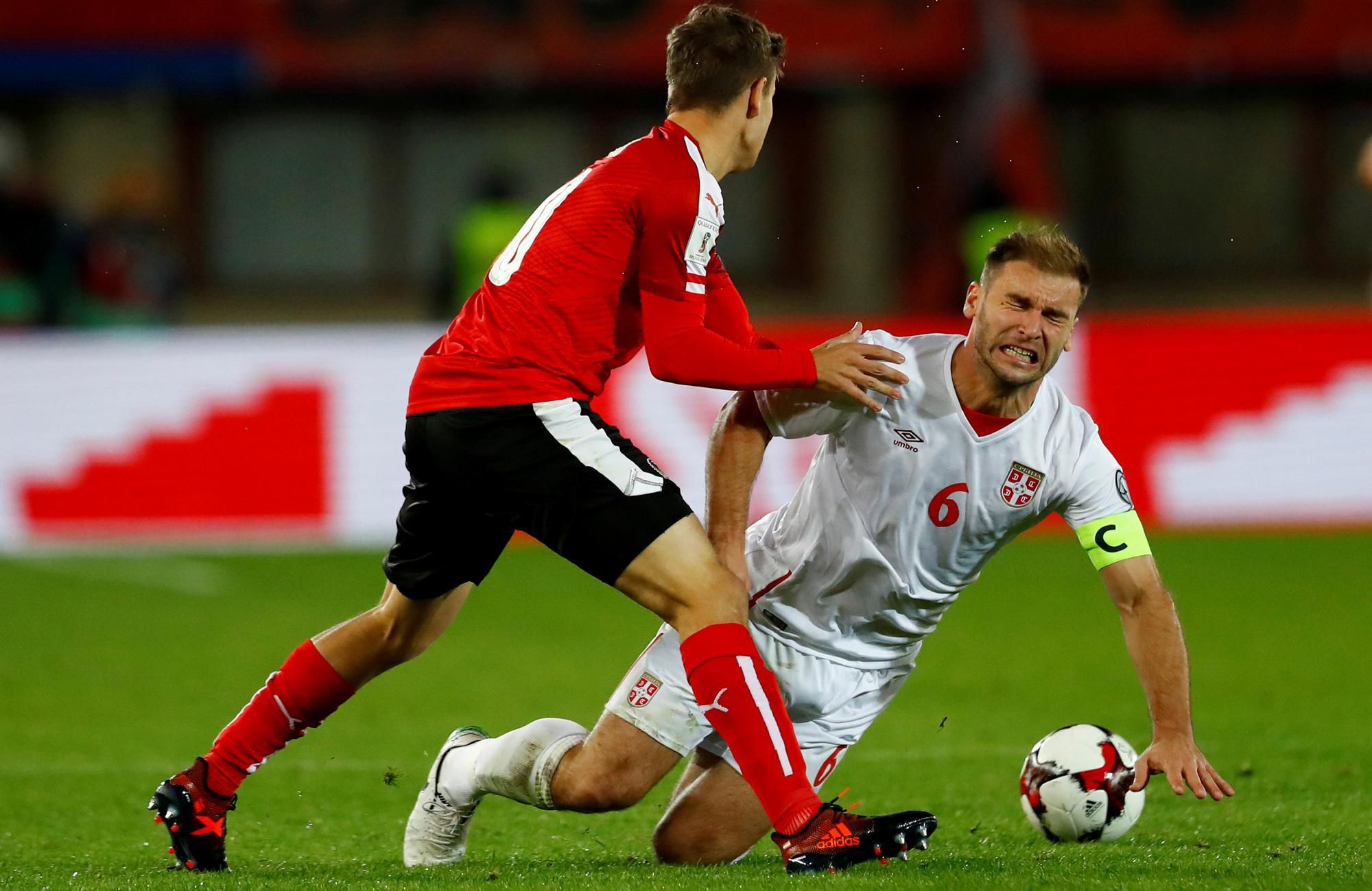 Srb Branislav Ivanovič a Rakúšan Louis Schaub.