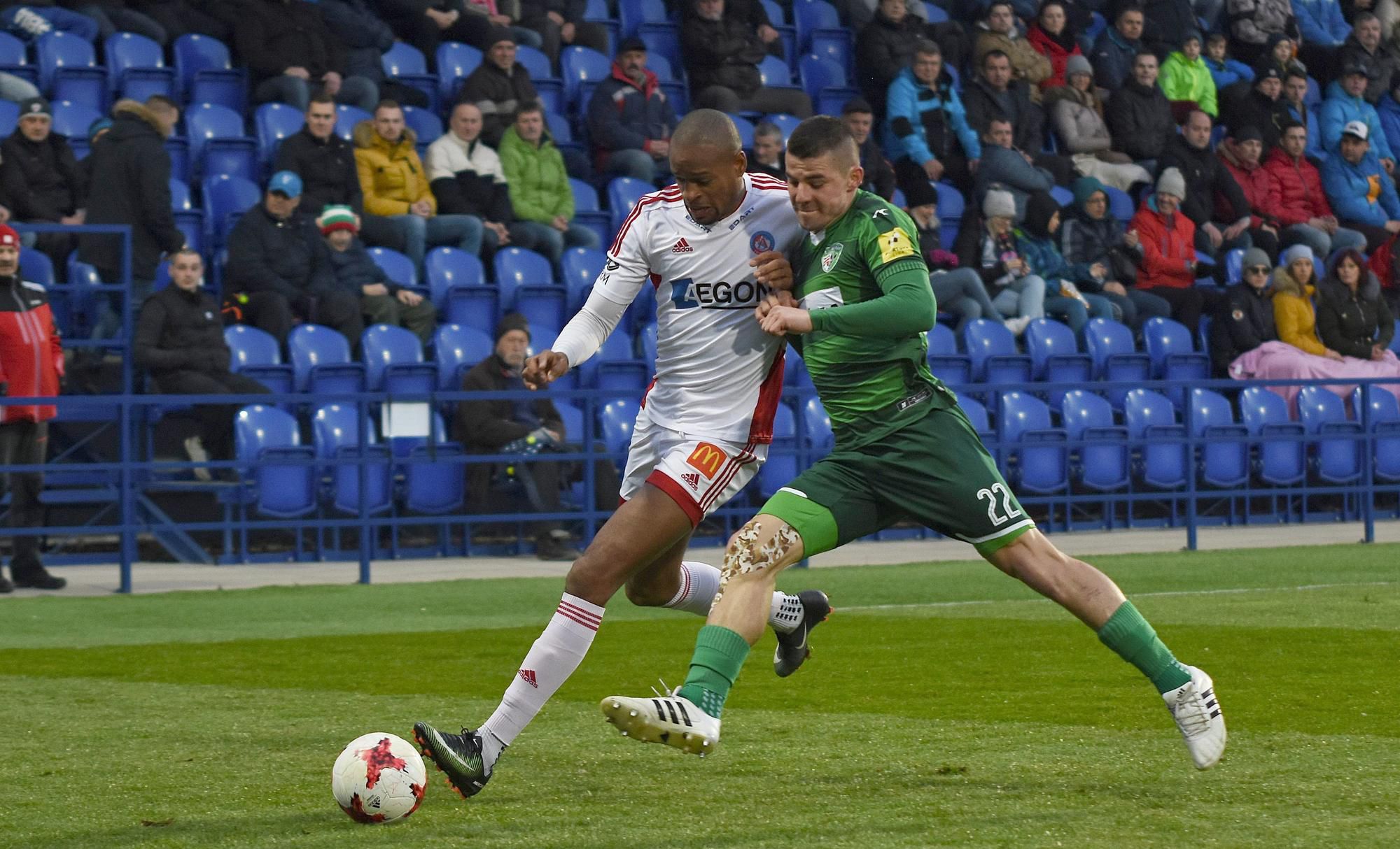 Útočník AS Trenčín Rangelo Janga a Erik Streňo z Prešova