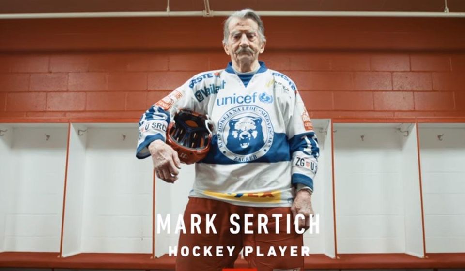 Najstarší hokejista na svete Mark Sertich