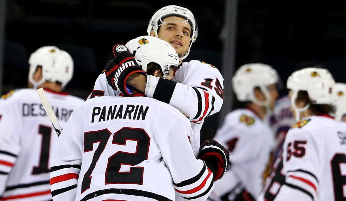 Artemij Panarin so spoluhráčom (Chicago Blackhawks).