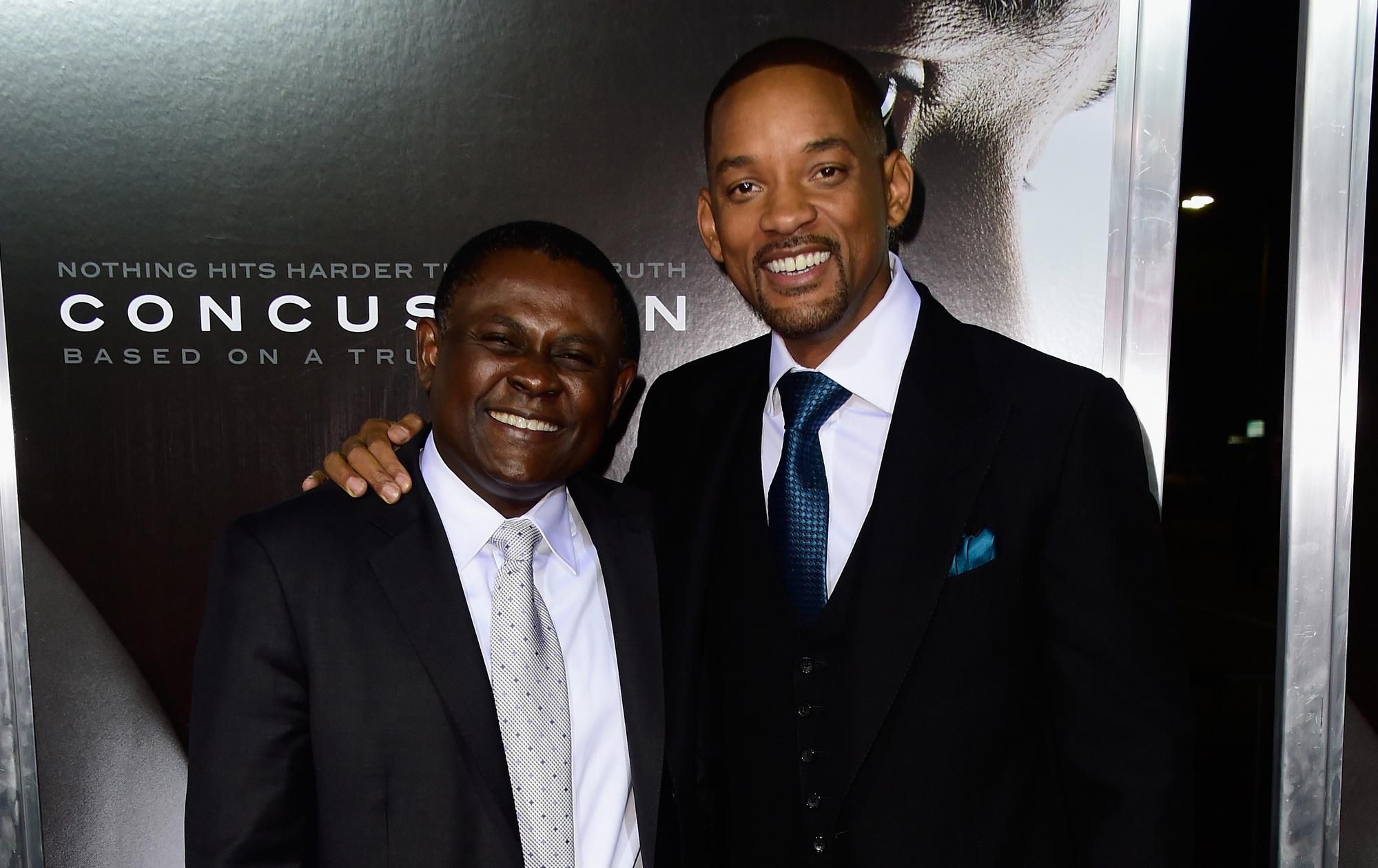 Skutočný doktor Bennet Omalu a jeho filmový zástupca Will Smith