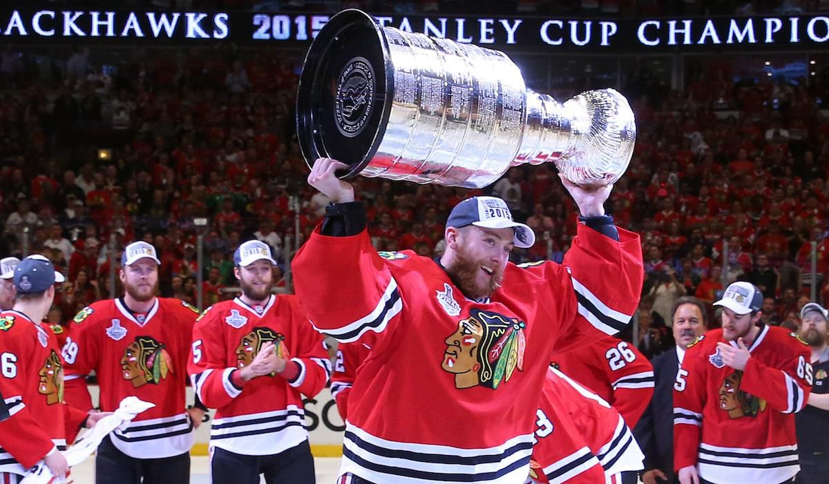 Scott Darling so Stanley Cupom nad hlavou (Chicago Blackhawks, rok 2015).