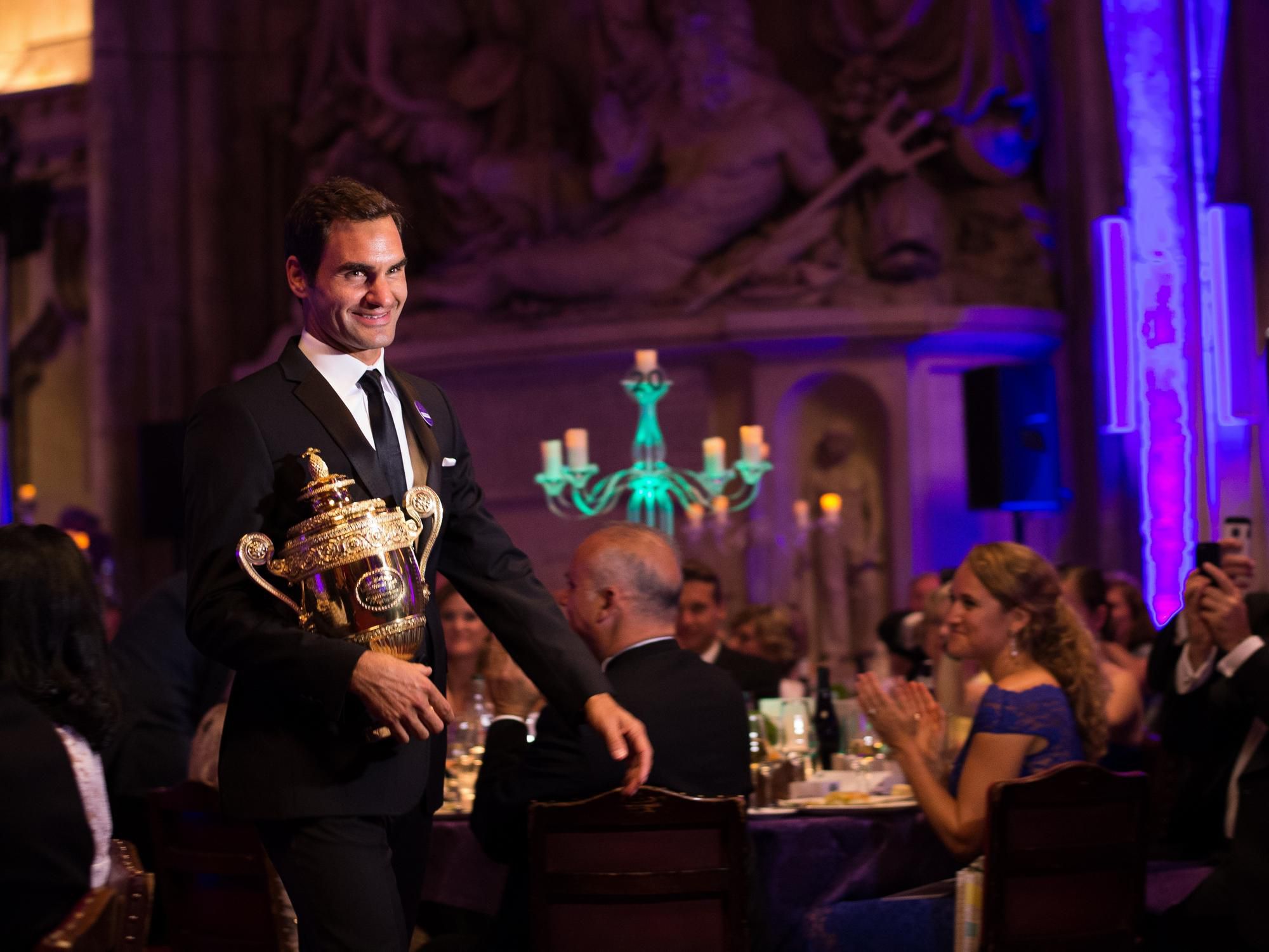 Roger Federer nesie rekordnú 19. trofej